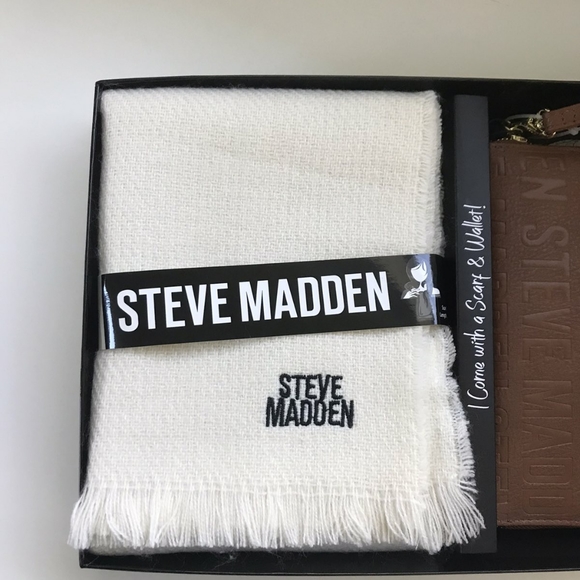 STEVE MADDEN WRISTLET WALLET CASE & SCARF GIFT SET - Picture 2 of 5